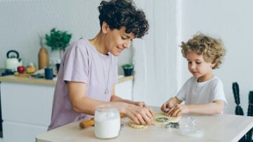 What it Means If You Mix Up Your Kids' Names, According to a Psychologist